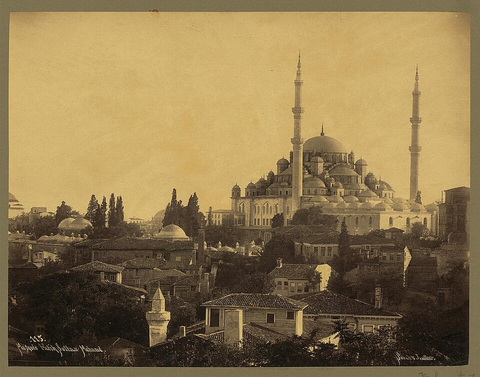 Fatih Harbiye Özet - Peyami Safa Sébah ve Joaillier fotoğrafında Fatih Camii; Neriman’ın yaşadığı Fatih semti
