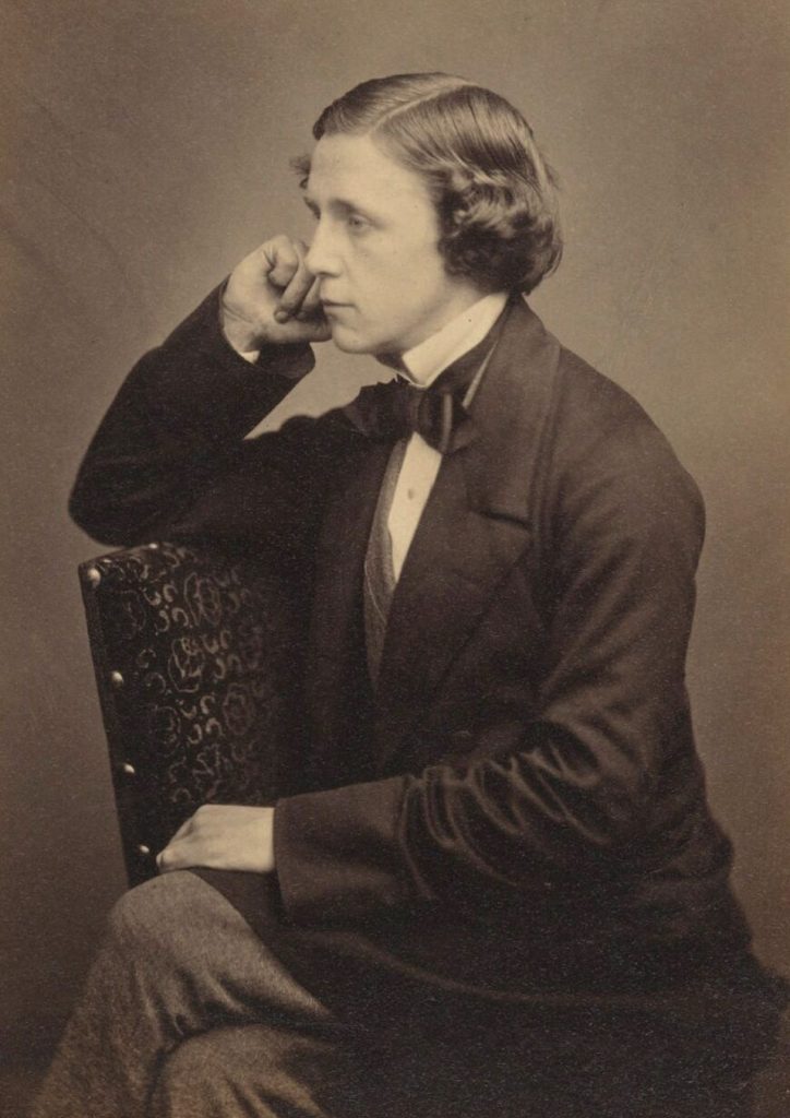 Alice Harikalar Diyarında Özet - Lewis Carroll Alice Harikalar Diyarında’nın yazarı Lewis Carroll