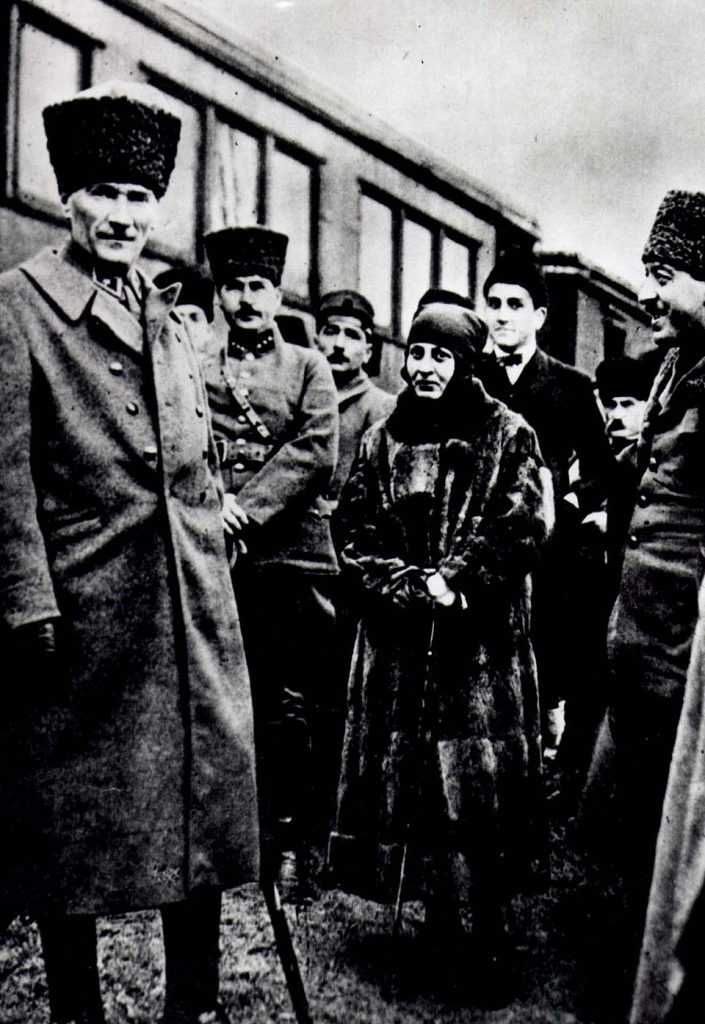 Mustafa Kemal ve Halide Edib Adıvar Gebze istasyonunda